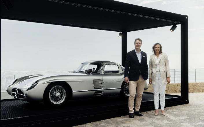 Ola Källenius, Chairman of the Board of Management of Mercedes-Benz Group AG, and Renata Jungo Brüngger, Member of the Board of Management of Mercedes-Benz Group AG with the Mercedes-Benz 300 SLR Uhlenhaut Coupe.