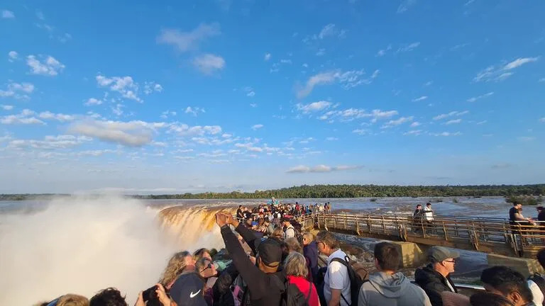 Após 261 dias, os turistas retornaram à Garganta do Diabo, que à tarde apreciaram o nascer do sol e um rio caudaloso.