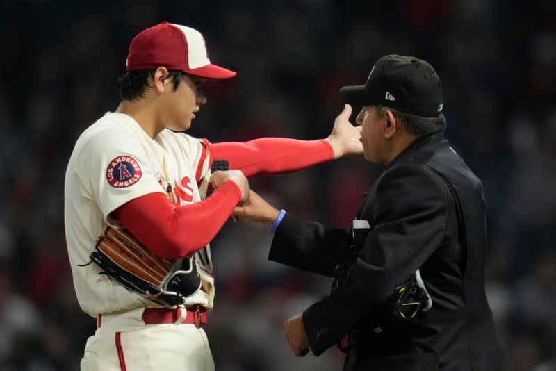 ▲大谷翔平被主審懷疑使用外部物質，但真相是PitchCom電子投捕裝置。（圖／美聯社／達志影像）