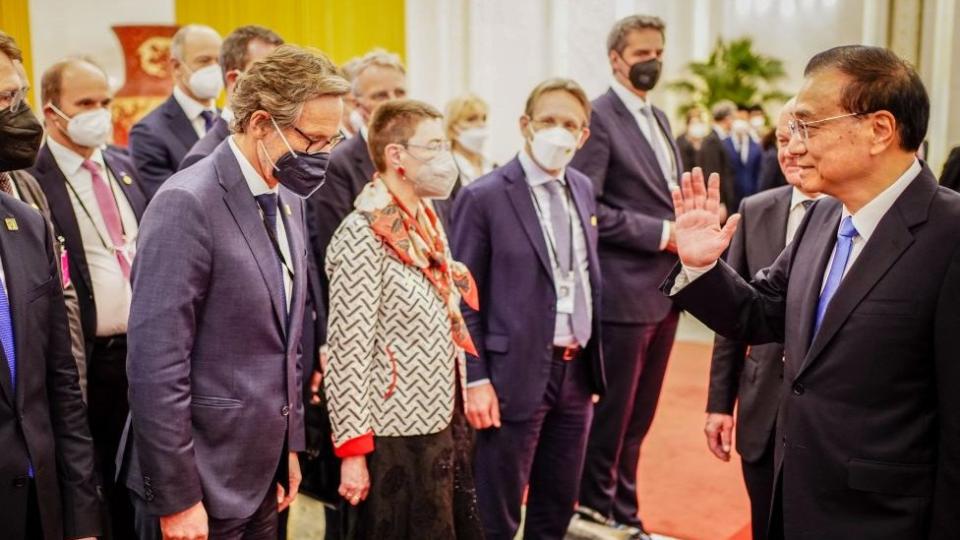 Chinese Premier Li Keqiang (R) meets members of the German delegation including foreign policy adviser Jens Plötner (front 2nd L), travelling with German Chancellor Olaf Scholz, at the Great Hall of the People in Beijing on November 4, 2022