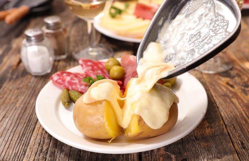 Ein käsiges Nationalgericht: Raclette. (Bild: Stefano Politi Markovina/Alamy Stock Photo)