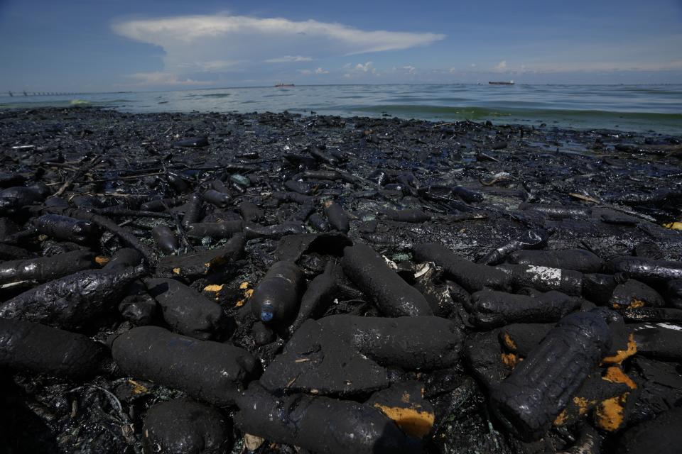 Petróleo y basura inundan la orilla del Lago de Maracaibo en el municipio de San Francisco, Venezuela, el jueves 10 de agosto de 2023. La contaminación en torno al lago, uno de los más grandes de América Latina, es resultado de décadas de excesiva explotación petrolera en su lecho, mantenimiento inadecuado y falta de inversión en una infraestructura obsoleta, según ambientalistas. (AP Foto/Ariana Cubillos)