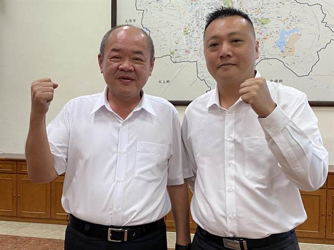 嘉義市長莊豐安及副議長蘇澤峰選後首度到議會。（廖素慧攝）
