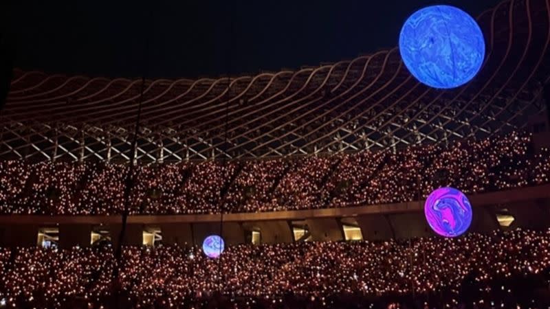 Coldplay連續2天在高雄國家體育場的世運主場館開唱，吸引破萬名樂迷。（圖／翻攝自陳庭妮IG）