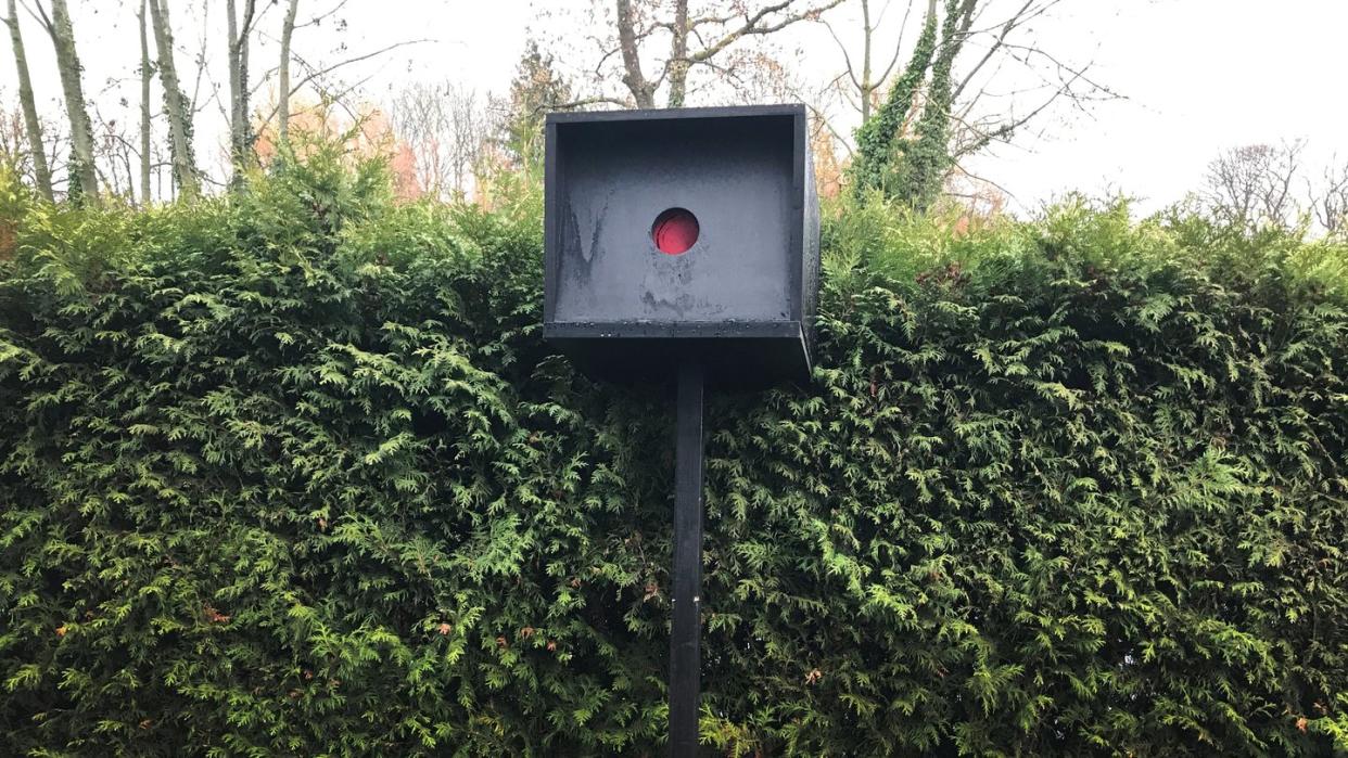 Wegen dieser selbstgebauten Blitzer-Attrappe im Vorgarten musste der Konstrukteur vor Gericht. Foto: privat