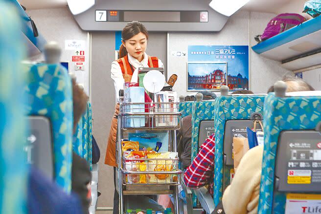 台灣高鐵公司確定發放6個月的年終加績效，加上年前發放的1.2萬元營運激勵金，是歷年最高。圖為高鐵車廂。（本報資料照片）