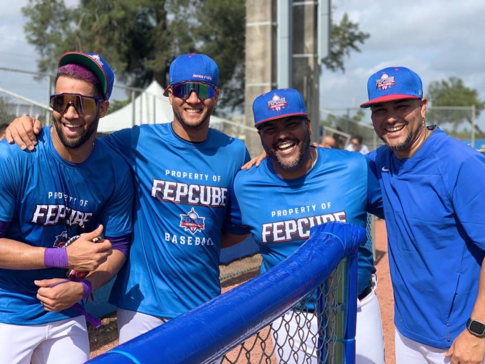 Los hermanos Gurriel, Lourdes Jr. (izq.), Yuli y Yunieski (der.) junto al manager Brayan Peña durante un entrenamiento.