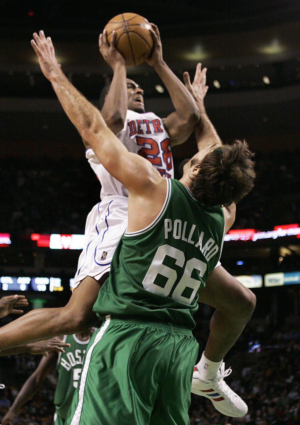 Boston Celtics’ Scot Pollard (66) attempts to draw a charge from <a class="link " href="https://sports.yahoo.com/nba/teams/detroit/" data-i13n="sec:content-canvas;subsec:anchor_text;elm:context_link" data-ylk="slk:Detroit Pistons;sec:content-canvas;subsec:anchor_text;elm:context_link;itc:0">Detroit Pistons</a>’ <a class="link " href="https://sports.yahoo.com/nba/players/4305/" data-i13n="sec:content-canvas;subsec:anchor_text;elm:context_link" data-ylk="slk:Arron Afflalo;sec:content-canvas;subsec:anchor_text;elm:context_link;itc:0">Arron Afflalo</a> (28), but instead is called for a foul during the first half of an NBA basketball game in Boston on Wednesday, Dec. 19, 2007. (AP Photo/Elise Amendola)