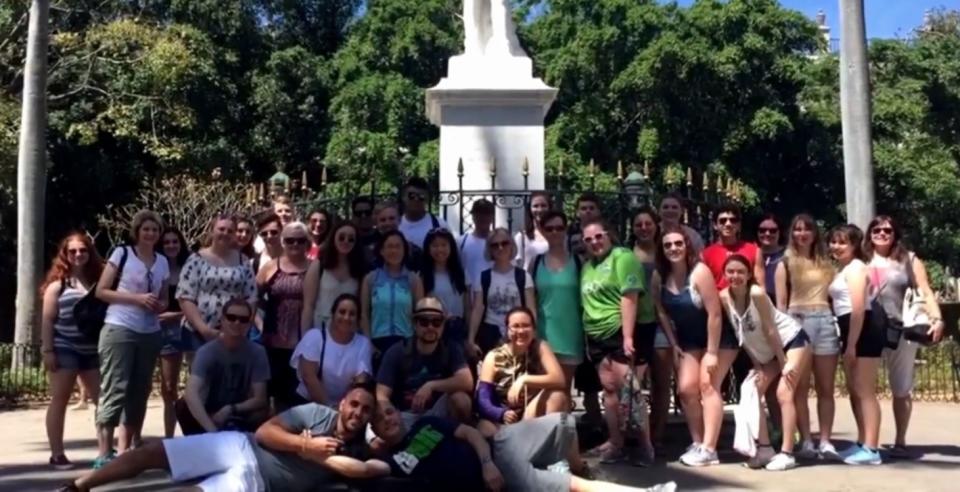 Los estudiantes de español de la clase de Carlos Lazo durante su reciente visita a Cuba. (King5)