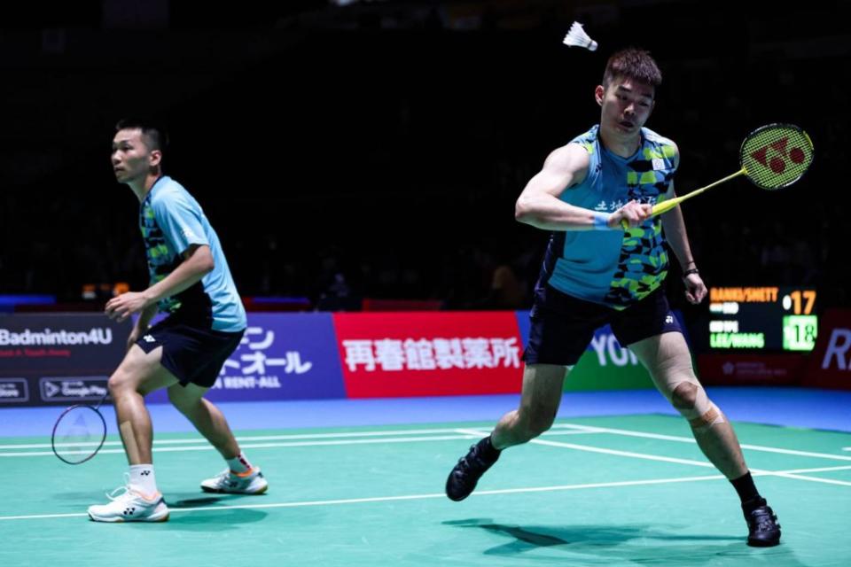 台灣男雙組合「麟洋配」王齊麟（右）與李洋（左）29日在日本羽球公開賽4強，對上世界第1的印尼組合，最終以21比19、21比10獲勝，順利挺進冠軍戰。（Badminton Photo提供）
