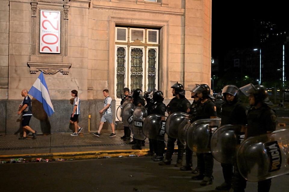 La policía tuvo que llegar a desalojar a los fans de Argentina. (Foto: LUIS ROBAYO/AFP via Getty Images)
