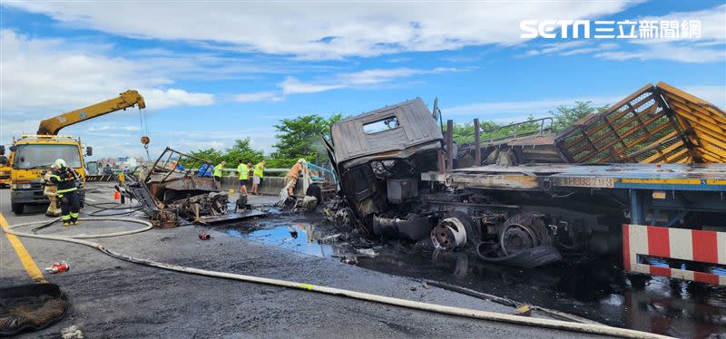 84快速道路車禍，2名施工人員受傷，其中一人無呼吸心跳。（圖／翻攝畫面）