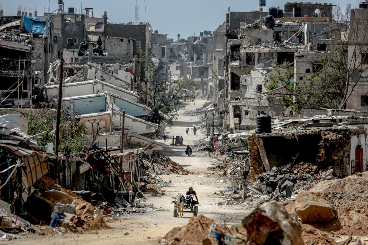 Des Palestiniens à Khan Yunis, dans le sud de la bande de Gaza, le 22 avril 2024, dans le cadre du conflit en cours dans le territoire palestinien entre Israël et le groupe militant Hamas.