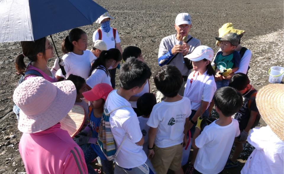 竹市香山少年水環境巡守隊進行清除海岸垃圾淨灘活動，並榮獲一一０年全國「特優獎」。（新竹市環保局提供）