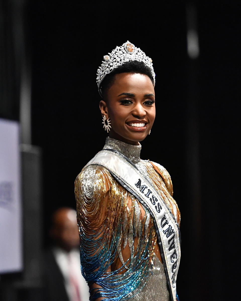 Par ailleurs, Zozibini Tunzi est la première femme de l'histoire du concours Miss Univers à remporter l'élection avec des cheveux afro au naturel, ce qui représente un véritable tournant pour la compétition. (Photo by Paras Griffin/Getty Images)