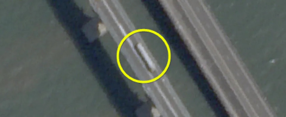 Chuyển động của đầu máy xe lửa trên cầu Kerch được phát hiện vào ngày 10 tháng 7 năm ngoái, vài tuần trước cuộc tấn công bằng máy bay không người lái của Ukraine (Molfar)