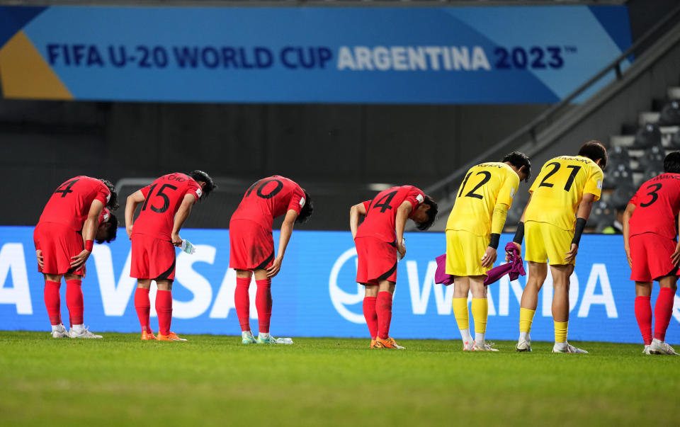 Players of South Korea bow at the end of a FIFA U-20 World Cup semifinal soccer match against Italy at Diego Maradona stadium in La Plata, Argentina, Thursday, June 8, 2023. (AP Photo/Natacha Pisarenko)