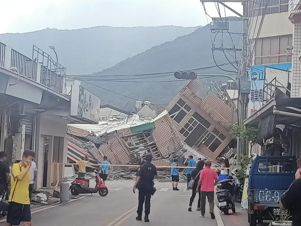 玉里中山路二段上一棟大樓下午倒榻，目前未傳傷亡，正待救援人員釐清。   圖：民眾提供