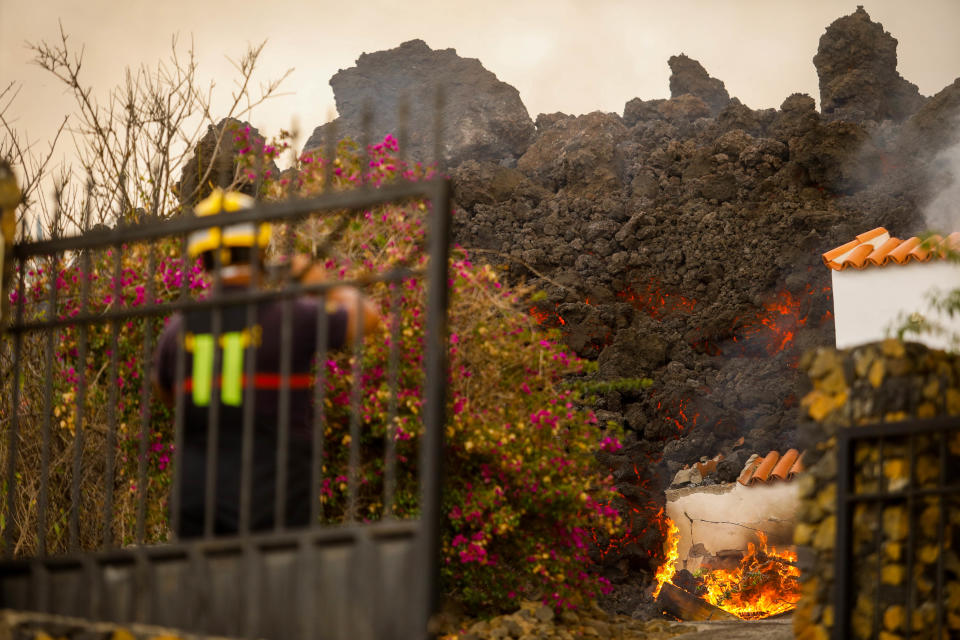 <p>Y es que la lava continúa su avance implacable sobre las localidades más cercanas al volcán. (Photo By Kike Rincon/Europa Press via Getty Images)</p> 