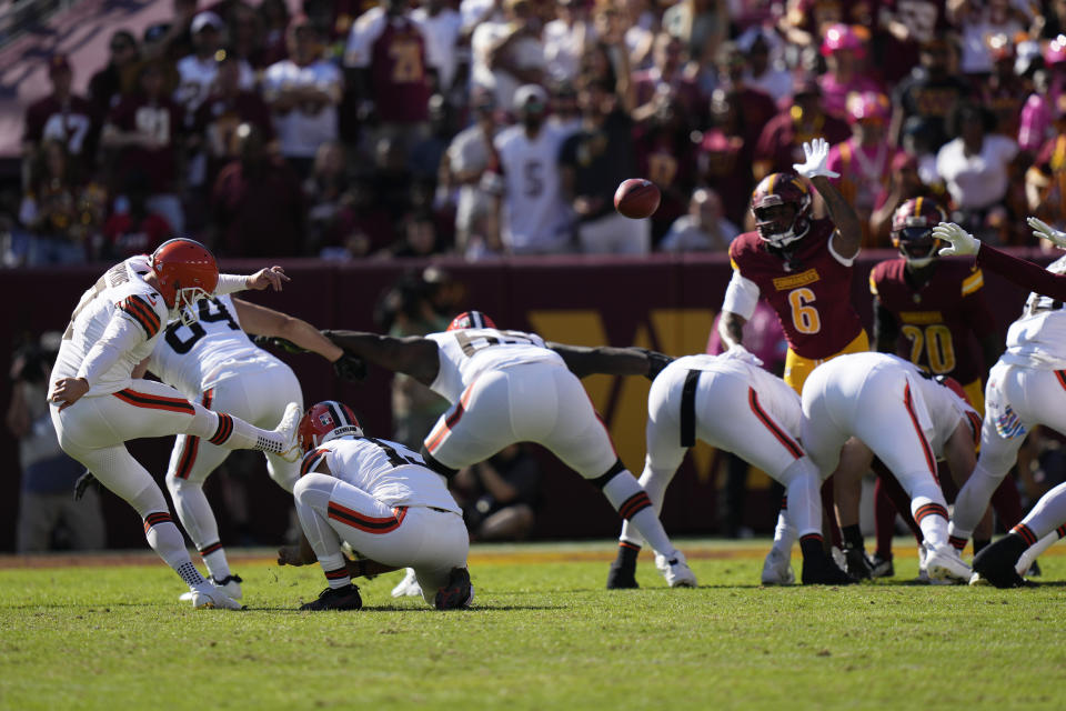 Cleveland Browns place kicker Dustin Hopkins, left, kicks a filed goal against the Washington Commanders during the second half of an NFL football game in Landover, Md., Sunday, Oct. 6, 2024. (AP Photo/Stephanie Scarbrough)