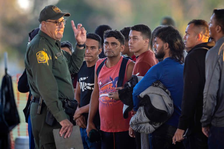  Un agente de la Patrulla Fronteriza de los Estados Unidos da instrucciones a los inmigrantes después de que cruzaron a Estados Unidos desde México el 28 de septiembre de 2023 en Eagle Pass, Texas.