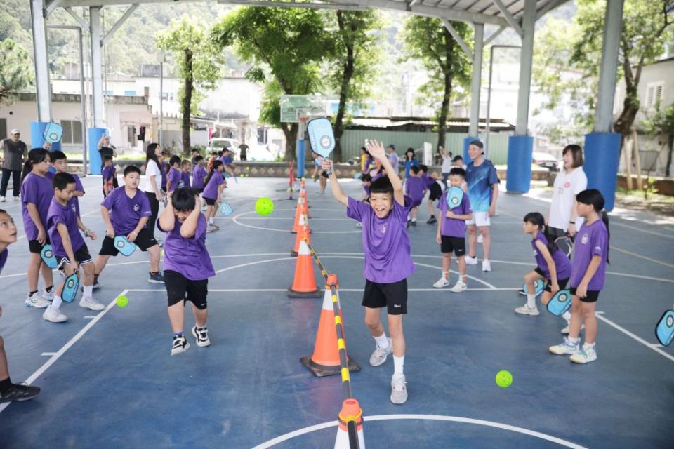 博愛醫療團隊前進碧候國小體驗匹克球運動。（羅東博愛醫院提供）