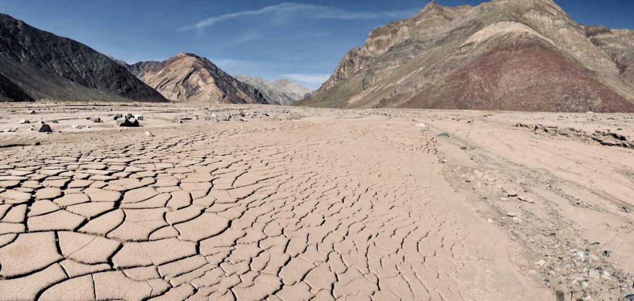 Grietas de desecación formadas tras las inundaciones de 2015 en el valle árido del río Copiapó, Atacama Tatiana Izquierdo, <a href="http://creativecommons.org/licenses/by-sa/4.0/" rel="nofollow noopener" target="_blank" data-ylk="slk:CC BY-SA;elm:context_link;itc:0;sec:content-canvas" class="link ">CC BY-SA</a>