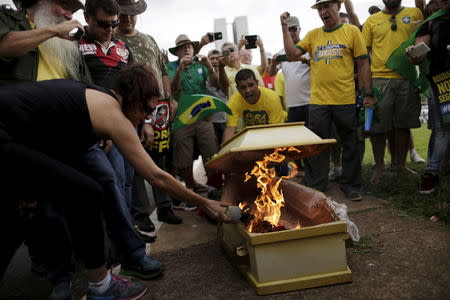 Demonstrators burn a coffin that represent Brazil's President Dilma Rousseff during a protest calling for the impeachment of Rousseff in front of the National Congress in Brasilia, Brazil, December 13, 2015. REUTERS/Ueslei Marcelino