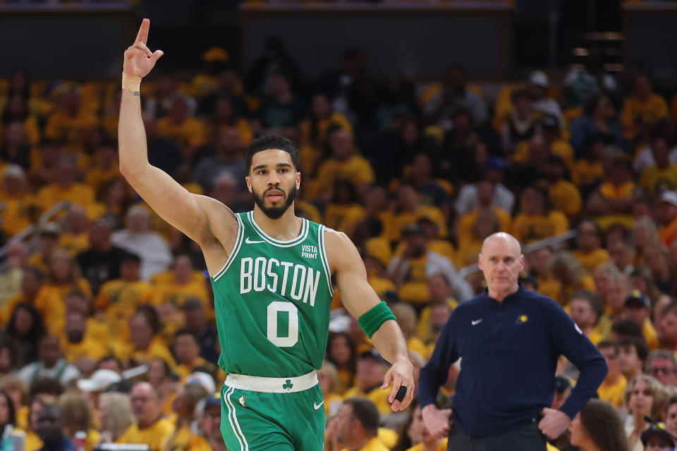 INDIANÁPOLIS, EM - 25 DE MAIO: Jayson Tatum nº 0 do Boston Celtics comemora uma cesta de três pontos contra o Indiana Pacers durante o primeiro quarto das finais da Conferência Leste em Cainbridge Fieldhouse em 25 de maio de 2024 em Indianápolis, Indiana.  Nota ao usuário: Ao baixar ou usar esta foto, o usuário reconhece e concorda expressamente que concorda com os termos e condições do Contrato de Licença da Getty Images.  (Foto de Stacey Revere/Getty Images)