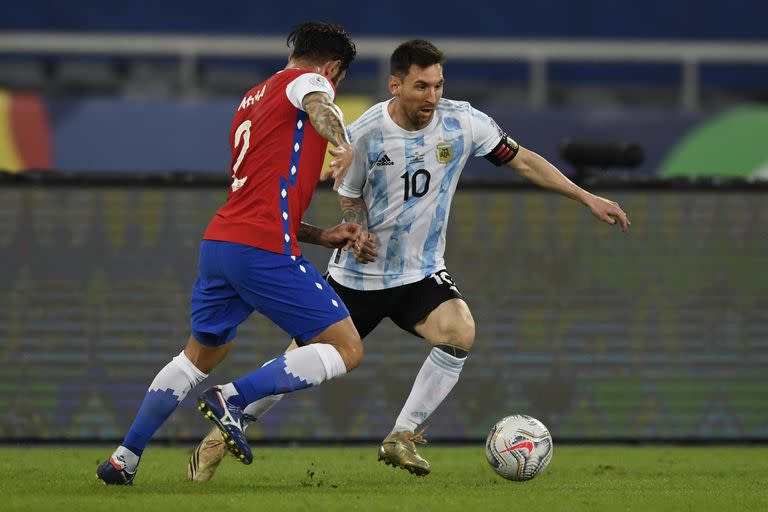 La pelota siempre al 10: Lionel Messi maneja ante la marca del chileno Eugenio Mena 