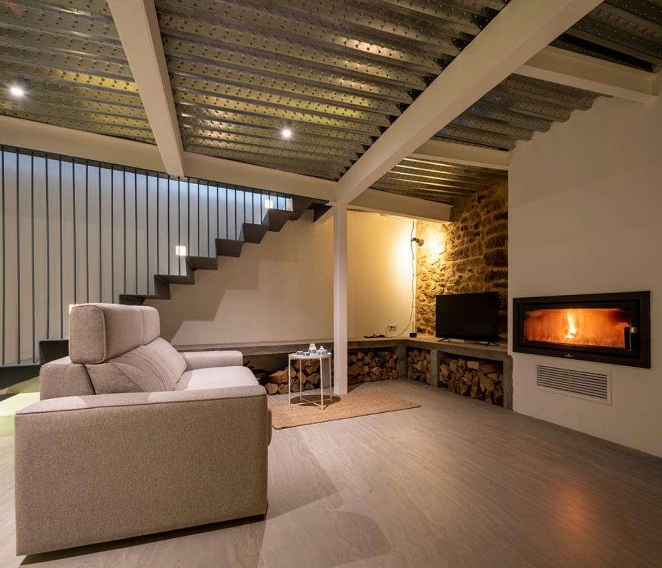 Esa mezcla también se da en el interior de la vivienda, con espacios amplios y luminosos y muebles modernos y de diseño. Este es el salón principal, ubicado en la parte baja de la casa. (Foto: <a href="http://plpa.es/es/projects/rehabilitacion-vivienda-castromao/#!prettyPhoto[Gallery]/0/" rel="nofollow noopener" target="_blank" data-ylk="slk:PLP ATELIER;elm:context_link;itc:0;sec:content-canvas" class="link ">PLP ATELIER</a>).