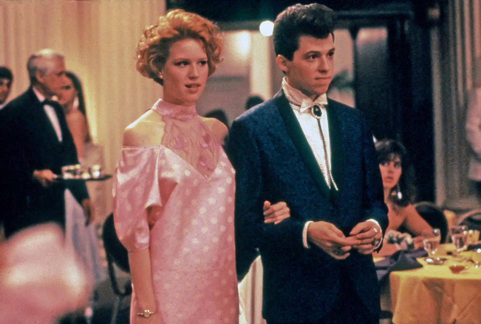 Studio Publicity Still from Pretty in Pink Molly Ringwald, Jon Cryer © 1986 Paramount Pictures  All Rights Reserved   File Reference # 31700137THA  For Editorial Use Only (PictureLux / The Hollywood Archi / Alamy Stock Photo)