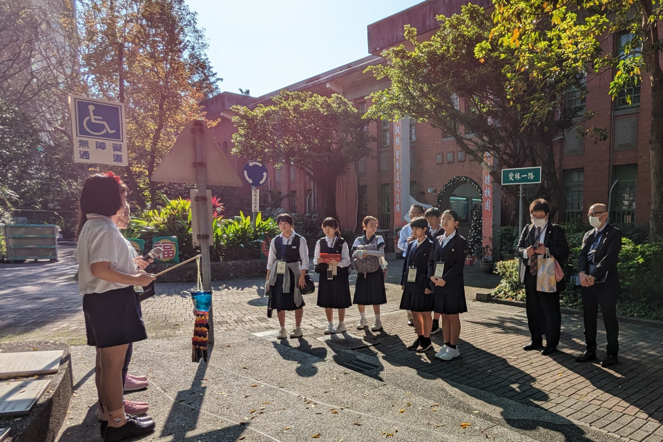 國北教大實小學生擔任國際大使，導覽介紹學校歷史和校園特色