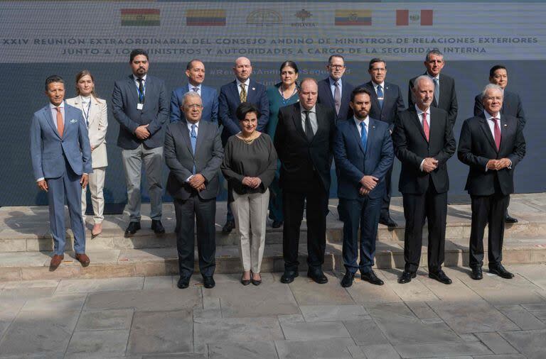 Representantes de la Comunidad Andina posan para una foto durante la XXIV Reunión Extraordinaria del Consejo Andino de Ministros de Relaciones Exteriores en Lima