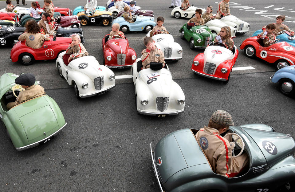 <p>Beim „Goodwood Revival“, einem Oldtimer-Wettbewerb im Süden Großbritanniens, dürfen auch die Kleinen mal ans Steuer: Mit traditionellen Tretautos liefern sich die Kinder ihre eigenen Rennen. (Bild: Reuters/Toby Melville) </p>