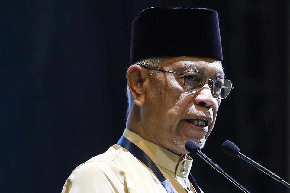 Congress secretariat chief executive Prof Datuk Zainal Kling speaks at the Malay Dignity Congress, Malawati Stadium in Shah Alam October 6, 2019. — Picture by Mohd Yusof Mat Isa