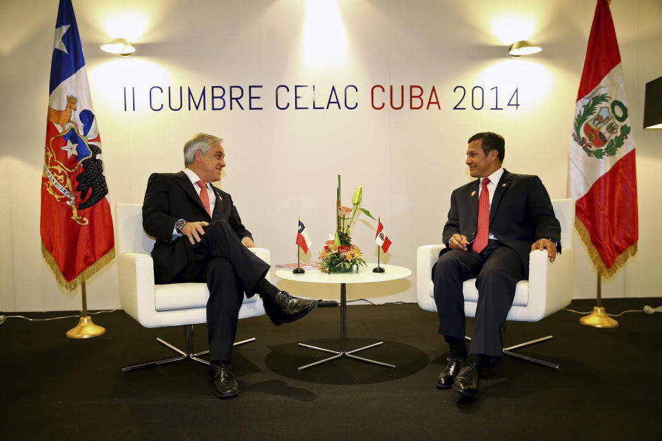 In this photo provided by Peru's Presidential Press Office, Chile's President Sebastian Pinera, left, and Peru's President Ollanta Humala meet during the Community of Latin American and Caribbean States, or CELAC Summit in Havana, Cuba, Wednesday, Jan. 29, 2014. Leaders from across Latin America and the Caribbean signed a resolution declaring the region a "zone of peace" on Wednesday, pledging to resolve their disputes as respectful neighbors without the use of arms. (AP Photo/Peru's Presidential Press Office, Luis Iparraguirre)