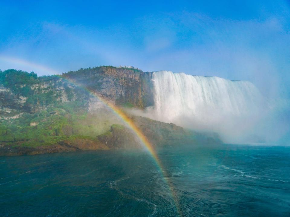 Die amerikanischen Wasserfälle und ein Regenbogen an den Niagarafällen