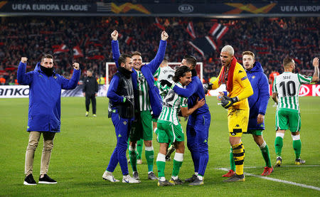 Foto del jueves del jugador mexicano del Real Betis Diego Lainez celebrando con sus compañeros tras el empate 3-3 ante Rennes. Feb 14, 2019 REUTERS/Stephane Mahe