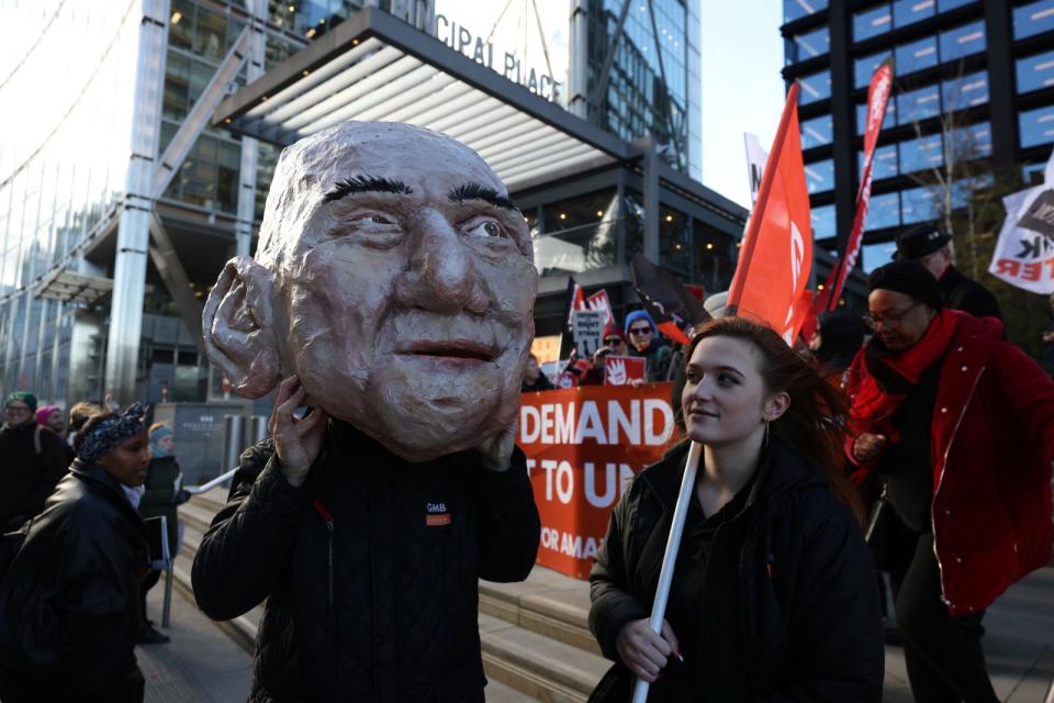 2023年11月24日黑色星期五活動期間，英國倫敦有抗議亞馬遜打壓勞權、不給成立工會的示威，抗議者戴著創辦人貝佐斯的大頭套。路透社