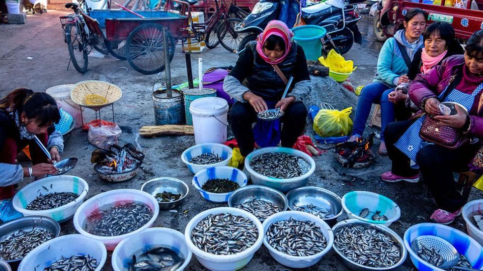 Mujeres en un mercado en el norte de China.