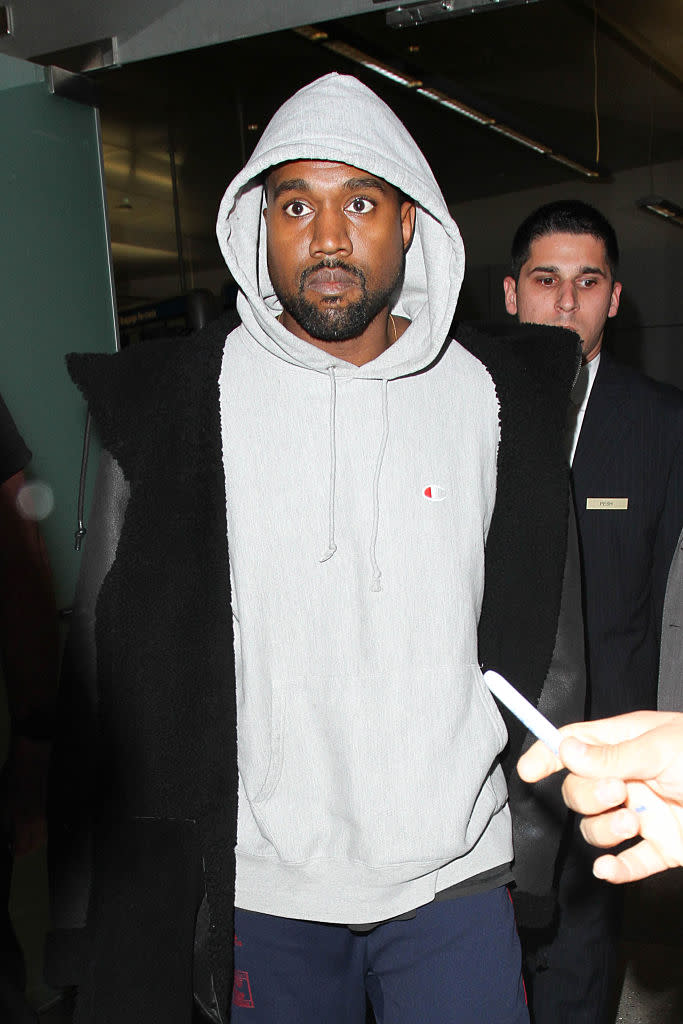 Am 15. November, wenige Tage vor seiner Einlieferung, kommt Kanye West am Flughafen von Los Angeles an. (Bild: Getty Images)