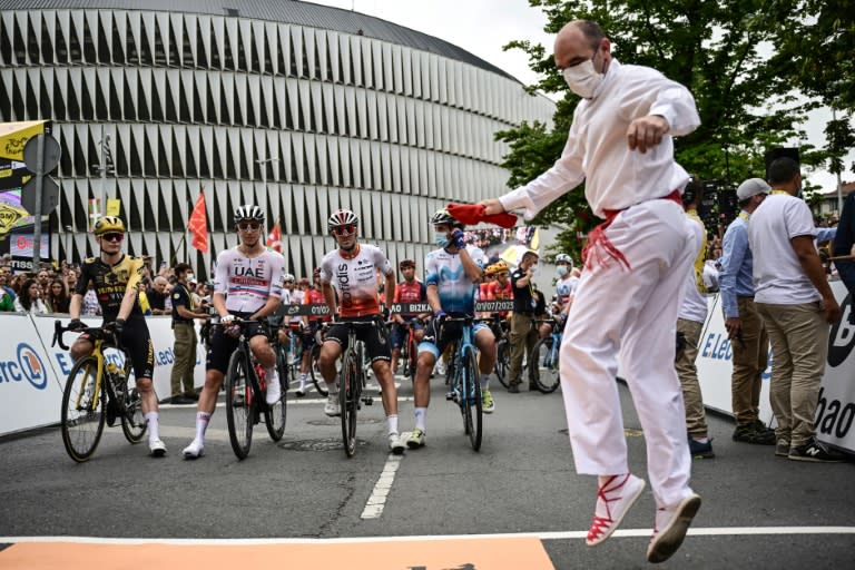 Un danseur basque au départ du Tour de France, avec le champion Jonas Vingegaard devant le stade San Mamés au centre de Bilbao (Marco BERTORELLO)