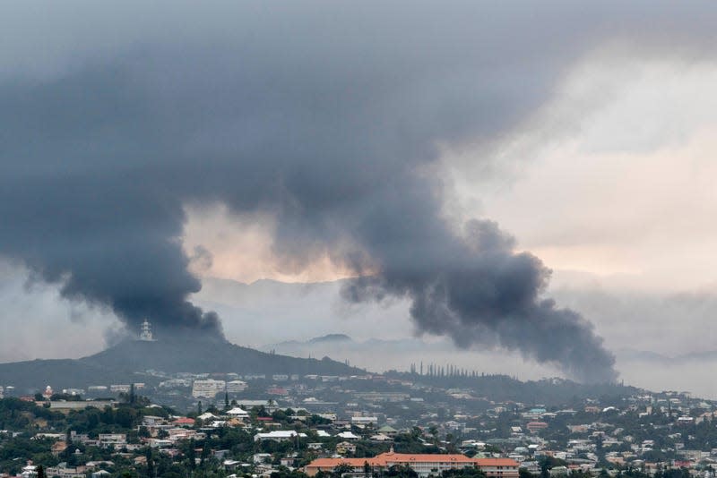 Smoke rises in the distance in Noumea, New Caledonia on May 14, 2024. - Photo: NICOLAS JOB/SIPA (AP)