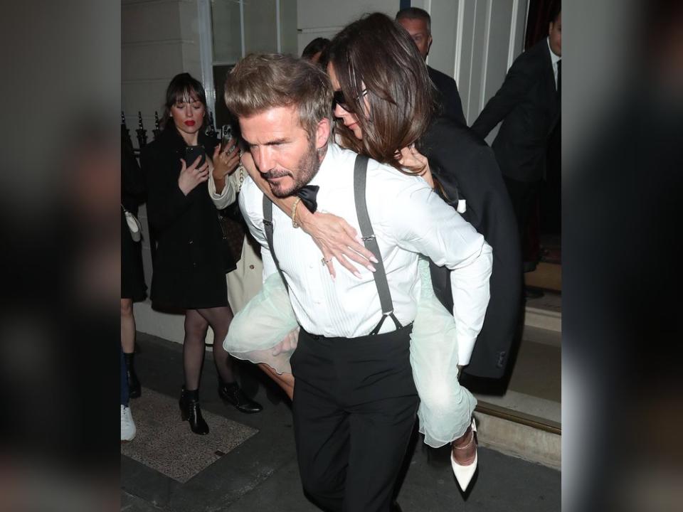 Um 2:30 Uhr in der Nacht trug David Beckham seine Victoria nach Hause. (Bild: imago/Crystal Pix)