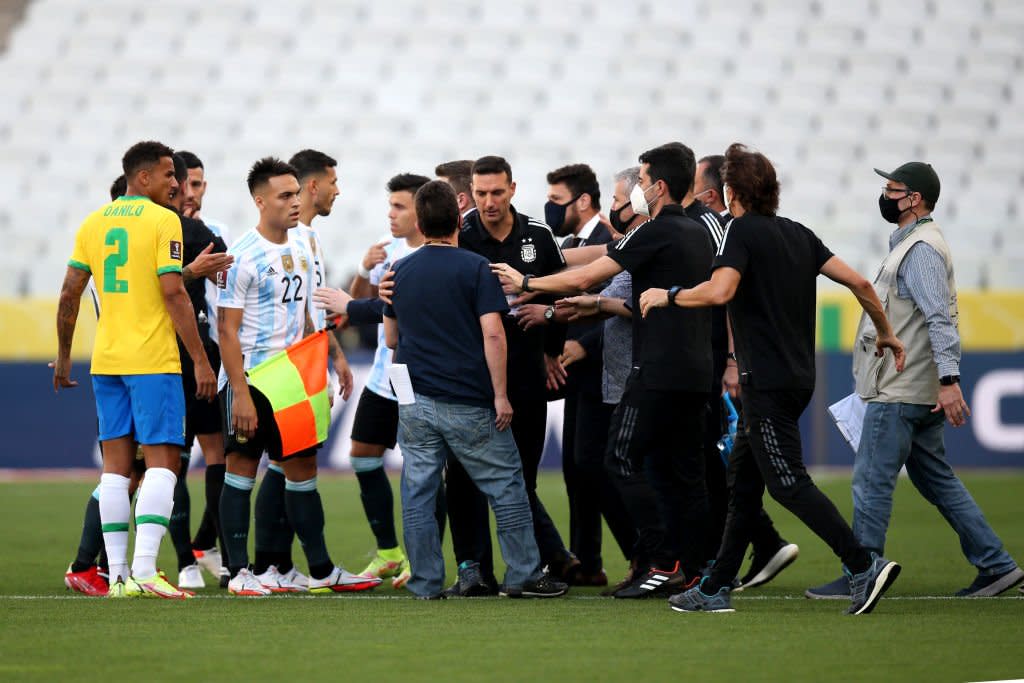 Brasil-Argentina: autoridades suspenden el partido ingresando a la cancha.