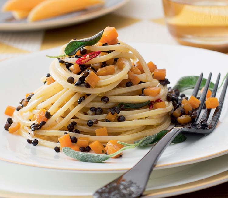 Espaguetis con calabaza y lentejas caviar