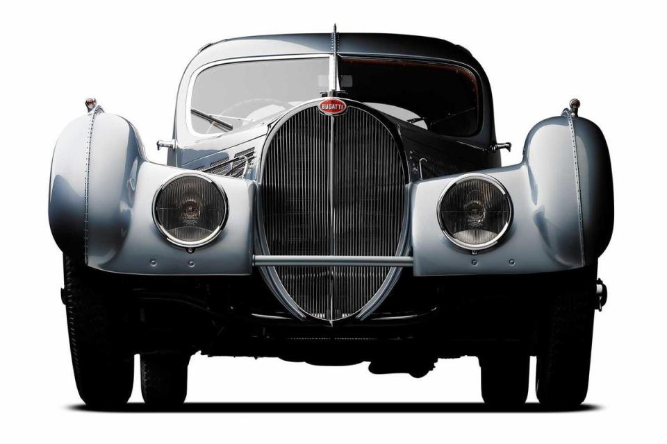 JACOB & CO與超跑品牌BUGATTI聯名，並以1932年的Bugatti Royale Type 41 Coupe de Ville車款為設計靈感。