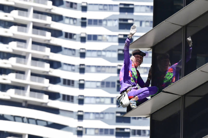 「法國蜘蛛人」羅伯特徒手攀馬尼拉大樓 高樓攀登好手「法國蜘蛛人」羅伯特5日徒手爬上馬 尼拉都會區一座48層樓高的大樓，表達他對菲律賓南 海主權主張的支持。 中央社特約記者Edward Bungubung攝 113年3月5日 