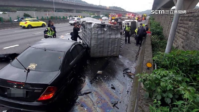 因為撞擊力大過大，導致貨車翻覆零件碎落一地。